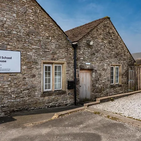 بيت للعطل Old School House Sleeps 26 Pets